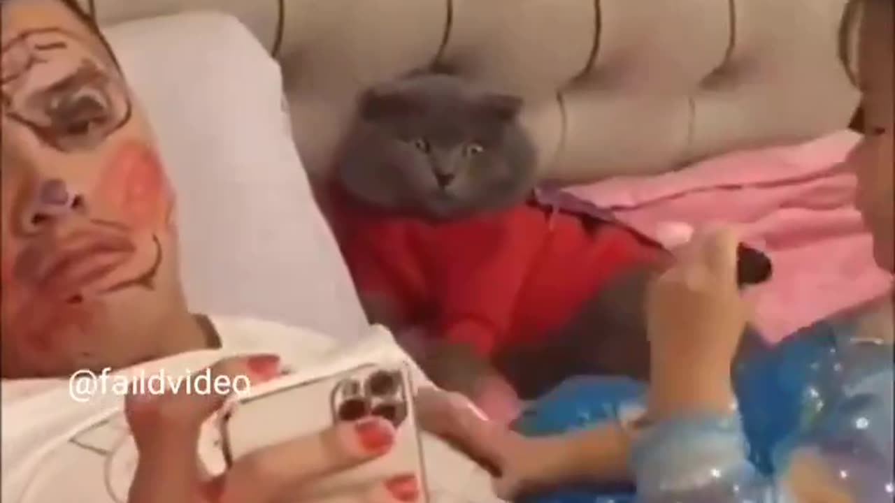 Cat is totally Traumatized after seeing Dad being painted by this little girl!!
