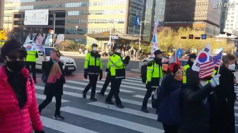 20180412_V3_S01(-gO0TbwAkA8)4월7일 광화문 애국시민 행진중 촛불 불청객들 한반도기 들고 지나가다