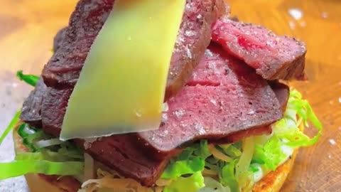 Ifyoulikeit,remembertolikeandfollow🥩🍔#tiktokfood#asmr#trending#fyp#viral#Burger