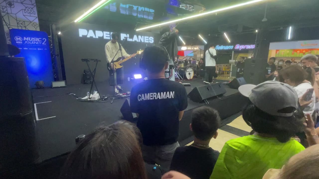 [FANCAM] Paper planes live at MRT Chatuchak ep6 mrt music journey 2024 Good luck, not live