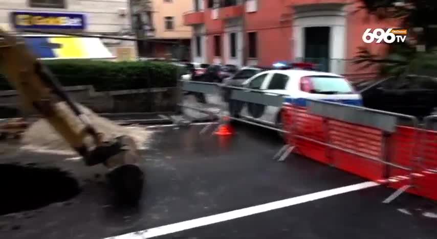 Maltempo a Salerno, voragini e alberi caduti.Ad ogni strada la sua voragine:le "Città bucate italiane".sono così le strade in Italia passando la dogana di Brogeda dal confine svizzero fino al Sud Italia giusto??