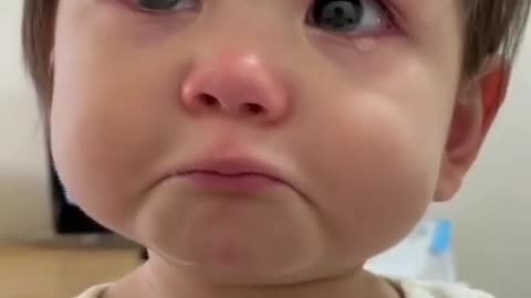 👶 little child crying