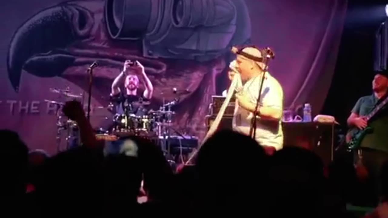 Shoenice22 eats toilet paper on stage