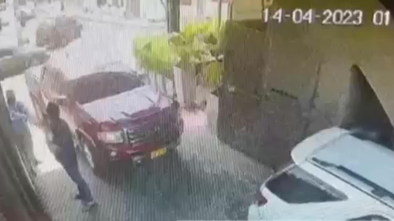 Video: Un hombre disfrazado lo atracó en la entrada de un restaurante en Manga