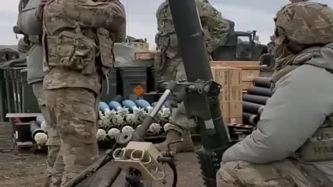 #박격포 사격후 하이파이브하는 여군,A woman high-fiving after a mortar fire