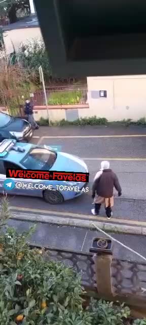 Pistoia, ubriaco ruba in un supermercato e attacca la polizia, ..