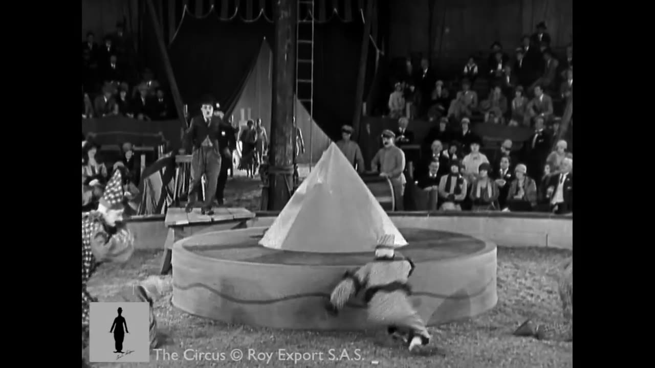 Chased by a policeman ( The Circus ) Charlie Chaplin | Celebraty World