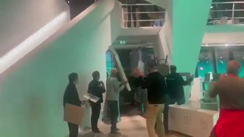 The public fought back against the "allahu akbar" screaming knifeman