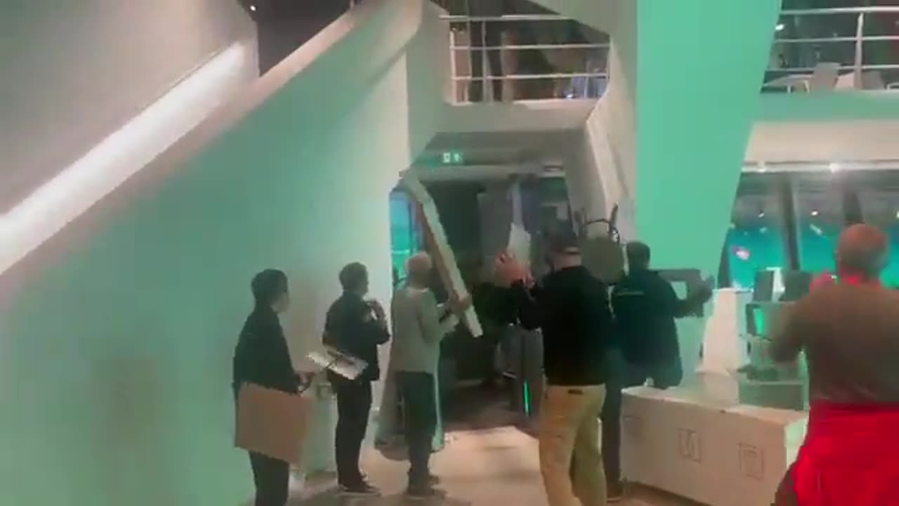 The public fought back against the "allahu akbar" screaming knifeman