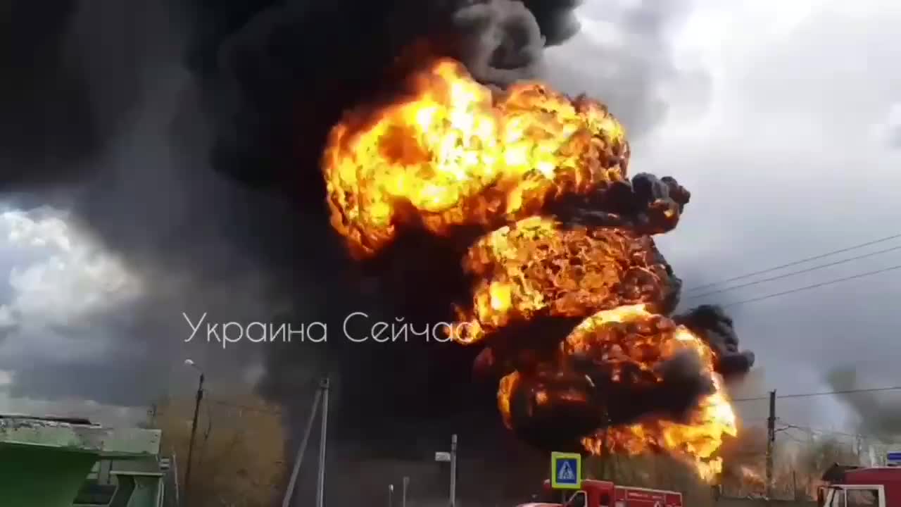 IN DZERZHINSK, RUSSIA, A SOLVENT TANKER IS ON FIRE. THERE WERE NO CASUALTIES.👉BEAUTIFUL🔥