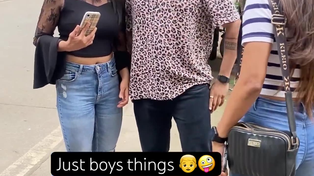 Hum boys toh songh k pechan lete hai ki aaj ladki ne kya pehna hai😂🤪