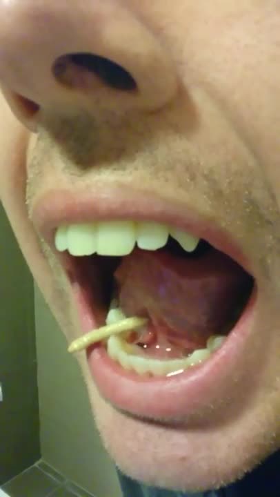 Homem descobre algo debaixo da sua língua!