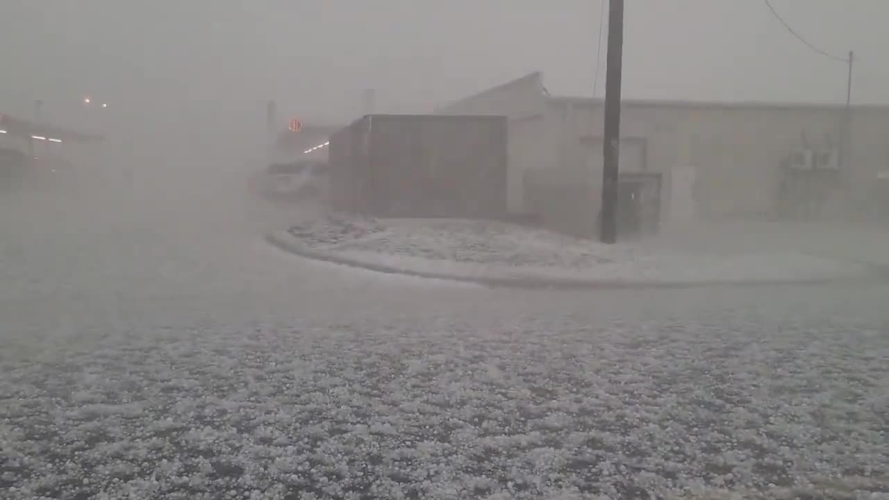 🚨Warning: Strong wind, hail in Sherman, Texas