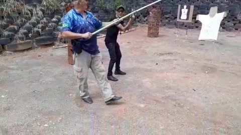 Saque com tiro em movimento