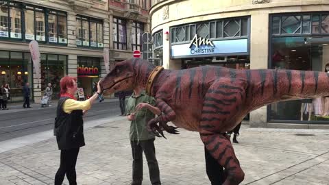 Dinosaurier Kostüm auf der Strasse