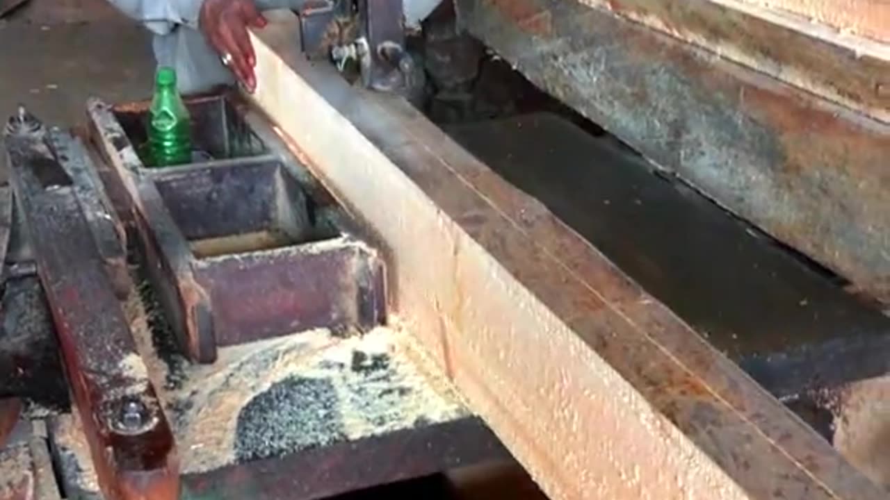 Large wood cutting into small pieces