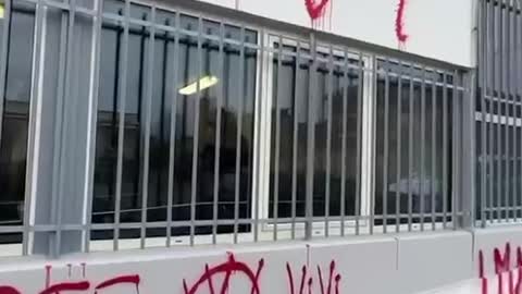 Vax = Morte vaccine clinic sprayed with grafitti in Italy to show the truth