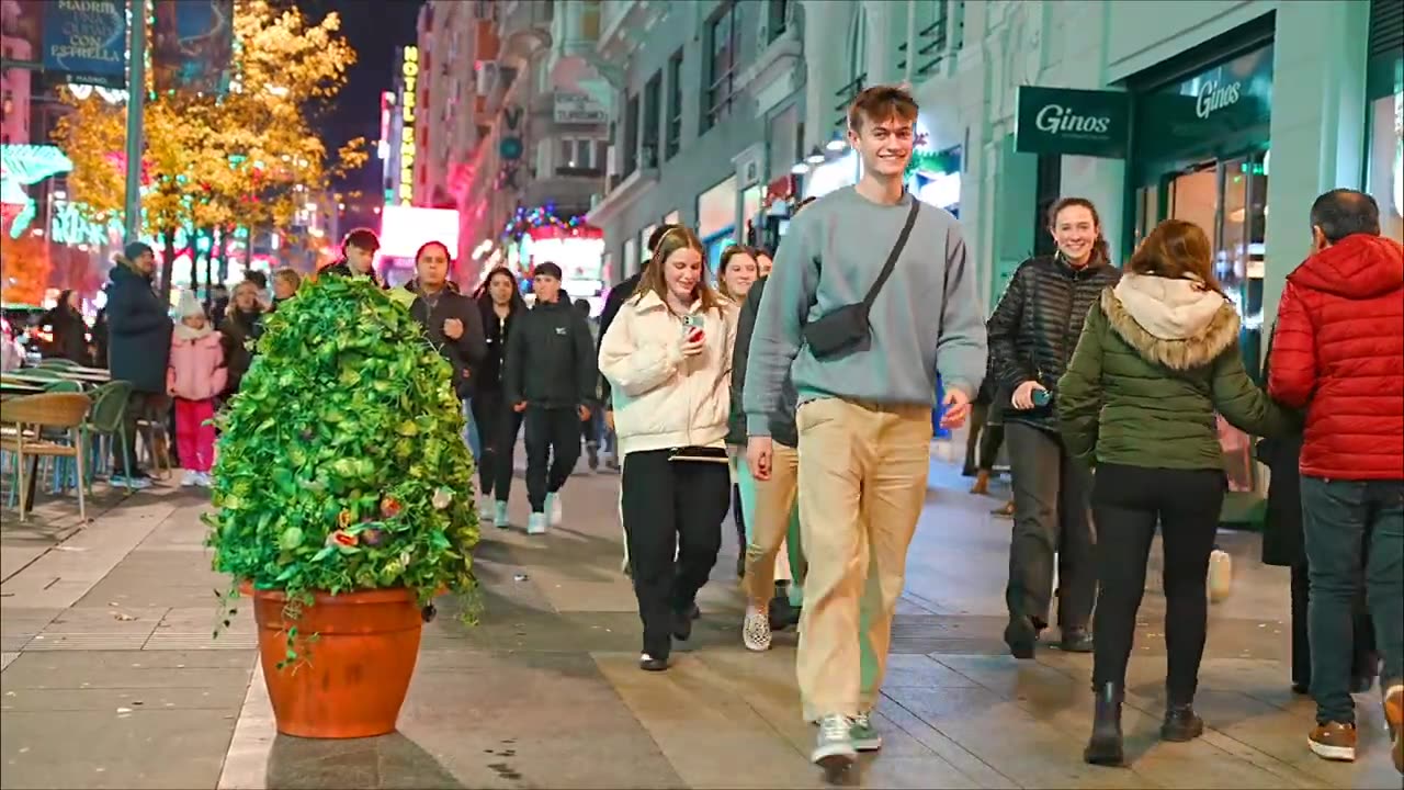 Bushman Prank: Scaring People in Gran Vía Street !