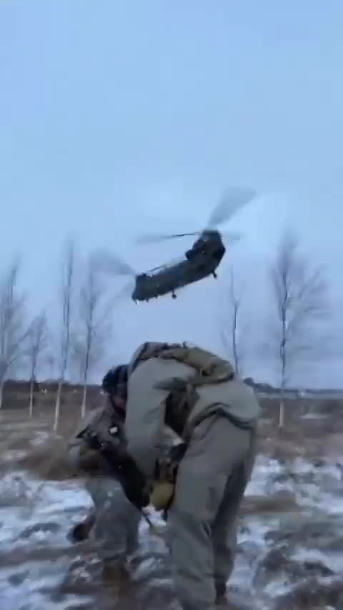 Ukrainians Training On Chinooks While in the UK