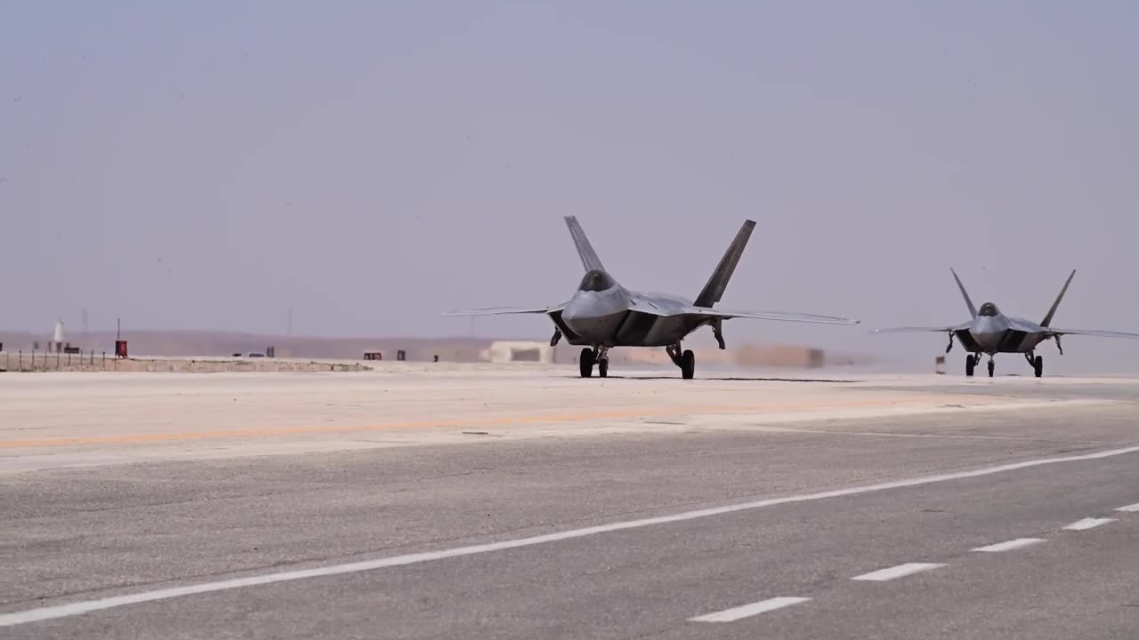 f-22 raptor touchtown at airbase