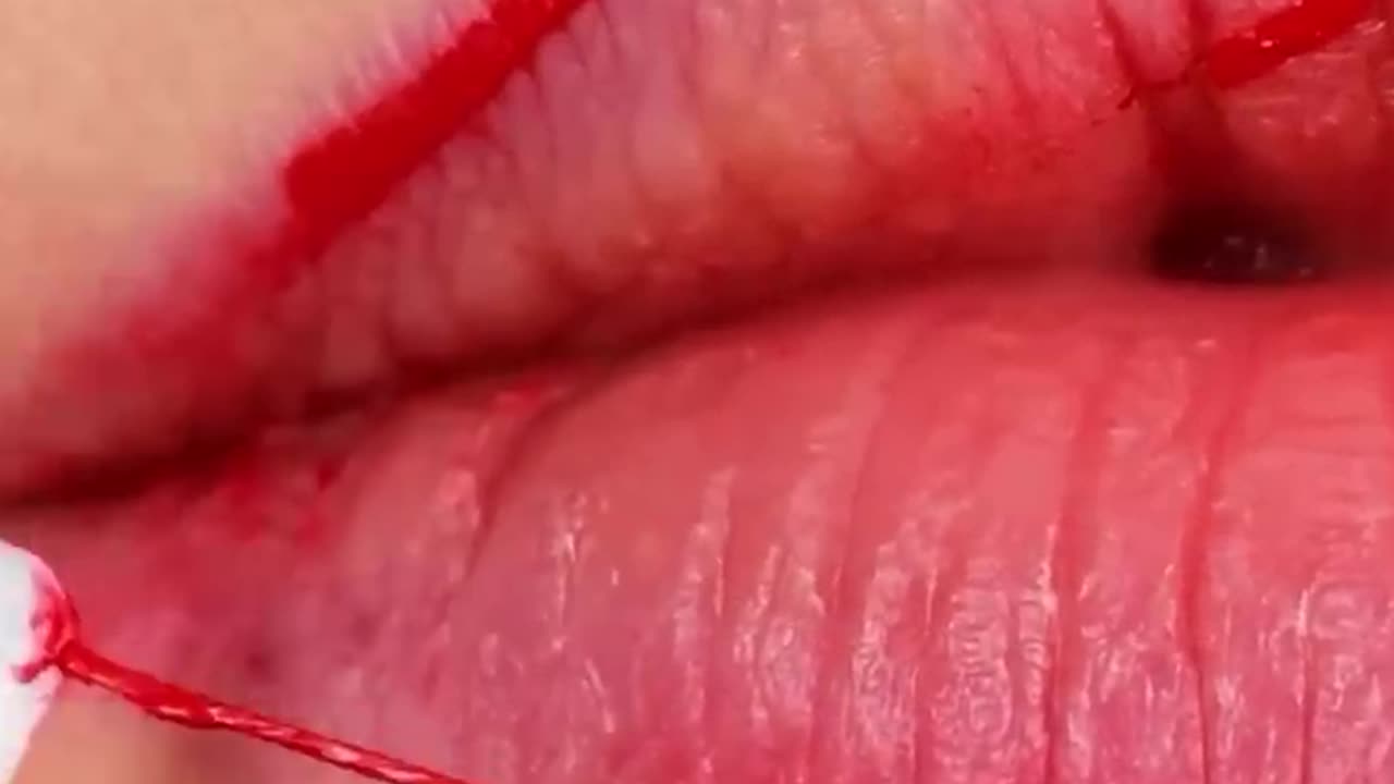 wow COOL LIPSTICK HACK THAT WILL MAKE YOUR LOOK AWESOME