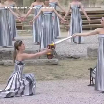 Grecia ha encendido la llama olímpica de los Juegos de 2024 en París .