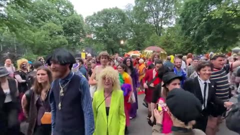 @SchmittNYC Ya we know. Drag Marchers chant “we’re here, we’re queer, we’re coming...