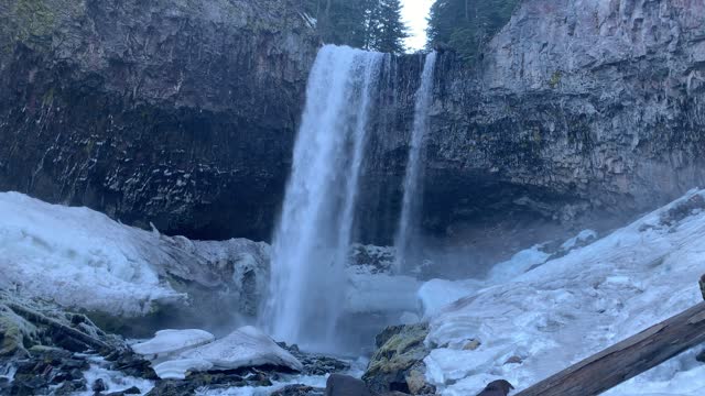 Views of Tamanawas Falls – Mount Hood – Oregon – 4K