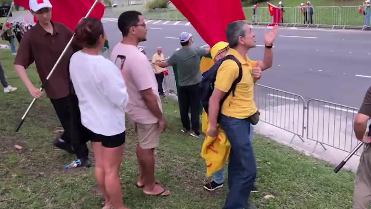 Brasileiros perseguidos por chineses militantes pró-Partido Comunista Chinês (PCCh)