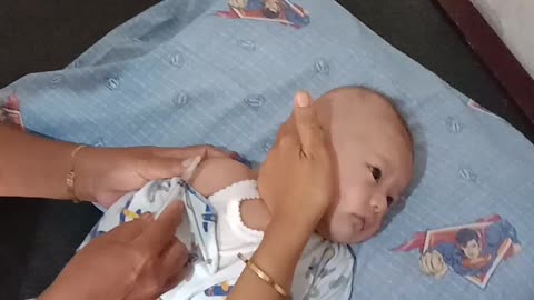 Baby Boy's Di cek kesehatan