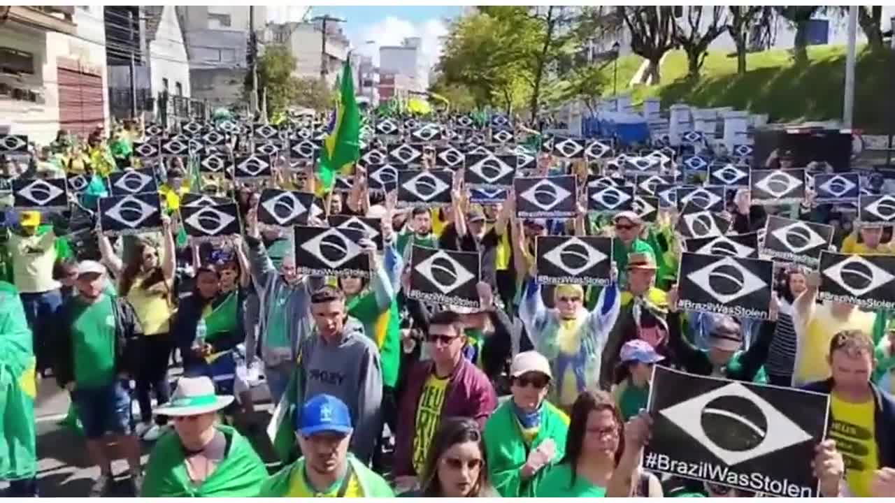 Golpistas: bolsonaristas pintam bandeira do Brasil de preto em Caxias do Sul (RS)