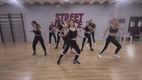 Clase de Reggaeton en street dance