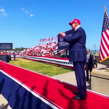 🇺🇸 Wisconsin Welcomes Donald Trump! 🚶‍♂️🔴⚪🔵