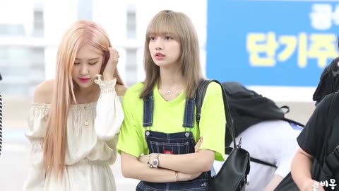 Lisa and Rosè giving sibling vibes