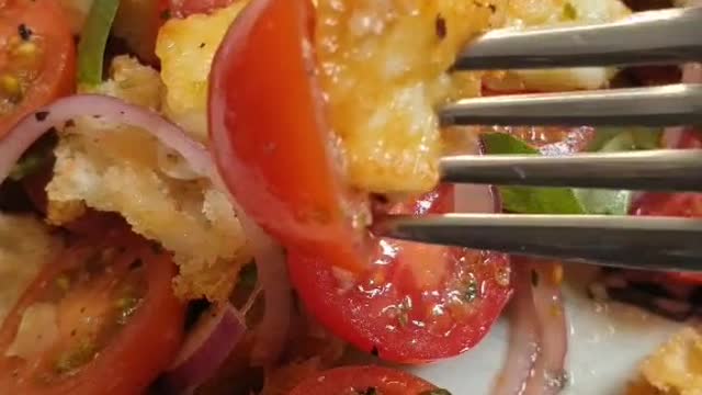omato and halloumi salad