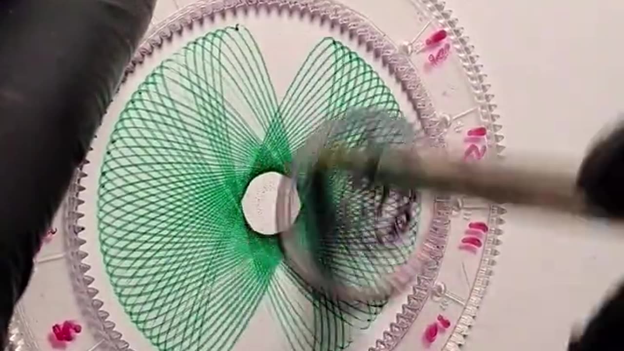 Simple spirograph design satisfying art