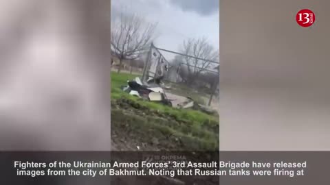 "Russian sniper is trying to shoot us"- Ukrainian soldiers seen walking in the streets of Bakhmut