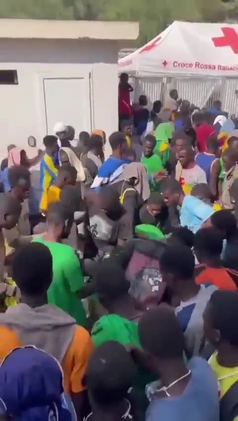 8000 African Migrants storm Lampedusa