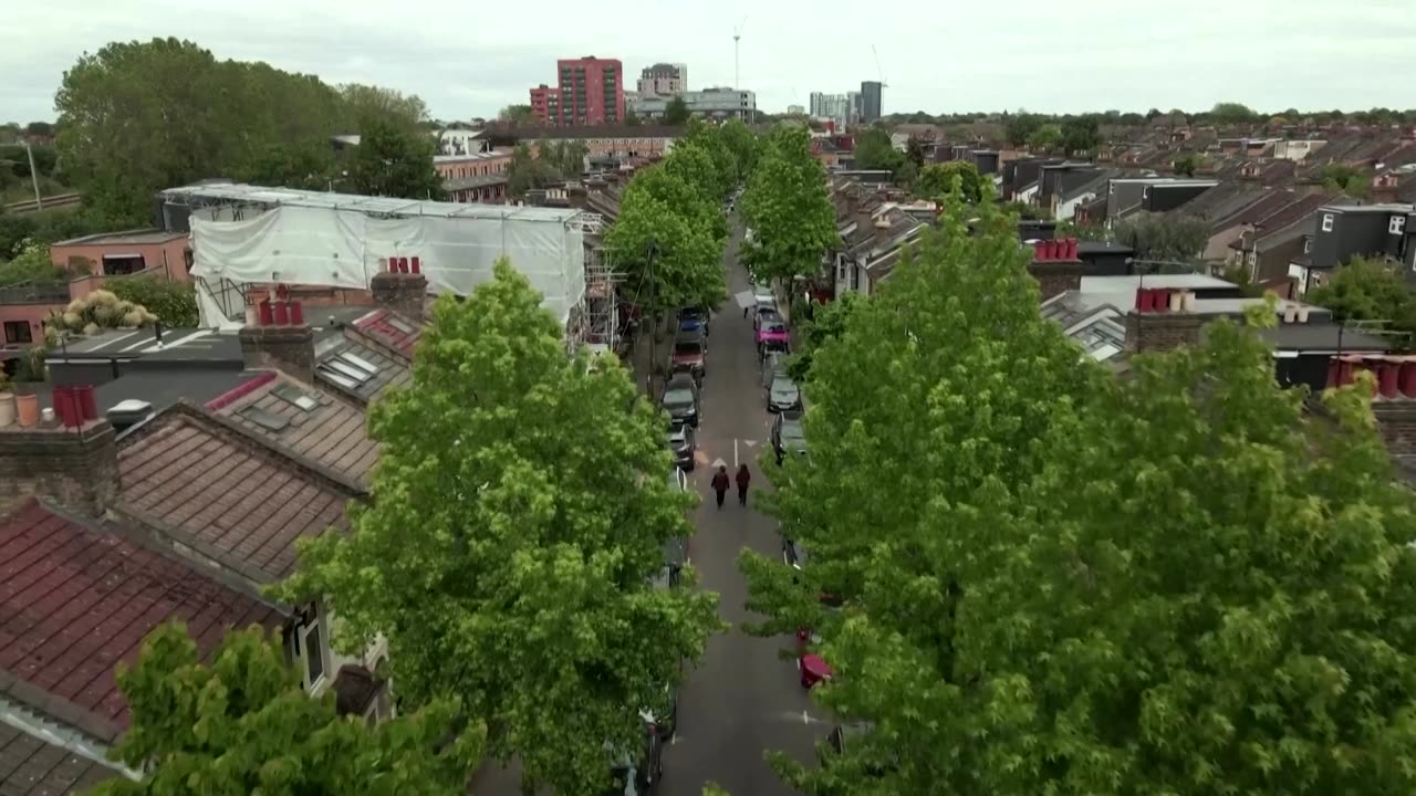 'Power' couple install solar panels for Londoners