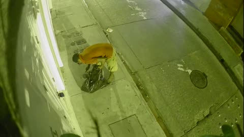 Video: ¡Así se roban tapas de registros en el Centro Histórico!