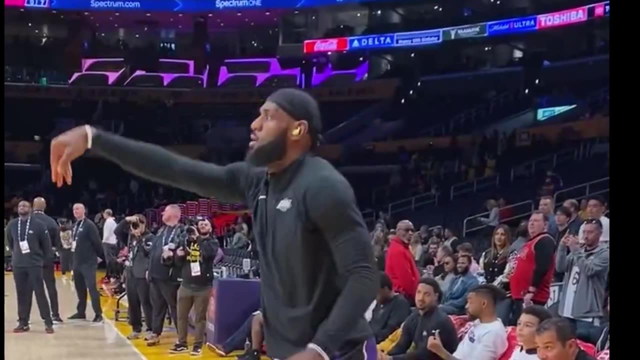 LeBron James has looked good in warmups. He’s moving smoothly for someone who’s been out four weeks