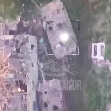 Russische Drohne trifft ukrainischen Panzer