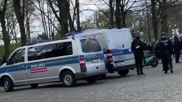 Police allegedly staged an arrest at Corona protest in Berlin, Germany (2020)