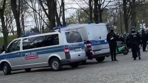Police allegedly staged an arrest at Corona protest in Berlin, Germany (2020)