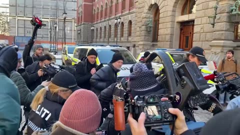 Ακόμα ένα σόου της Γκρέτας με αστυνομικούς