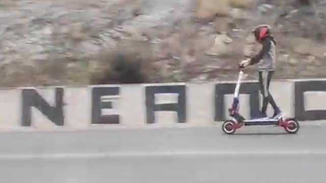 Ο άλλος είναι πάνω σε φτιαγμένο πατίνι και πάει με 100χλμ στον περιφερειακό της Θεσσαλονίκης!