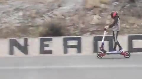 Ο άλλος είναι πάνω σε φτιαγμένο πατίνι και πάει με 100χλμ στον περιφερειακό της Θεσσαλονίκης!