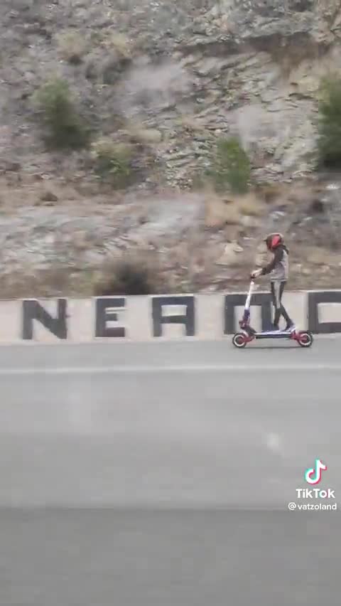 Ο άλλος είναι πάνω σε φτιαγμένο πατίνι και πάει με 100χλμ στον περιφερειακό της Θεσσαλονίκης!