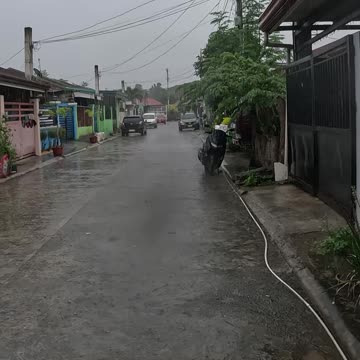 Afternoon thunderstorm brings strong rain and some big thunder!!