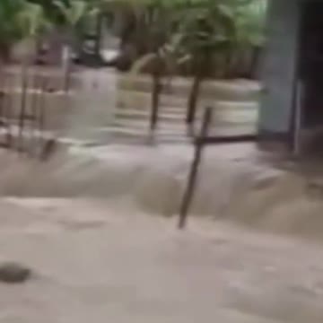TEMPORAL COM ENCHENTE CHUVAS DEVASTADORAS DESTRÓI CIDADE VEJAM AS ONDAS NESSA RUA OLHEM O CAUS QUE A